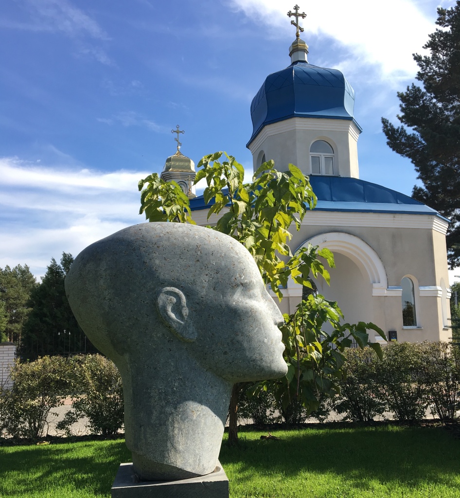 Парк скульптур и церковь в центре села Бобрица